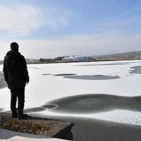 Buz tutan Hafik Gölü'nden seyirlik manzaralar