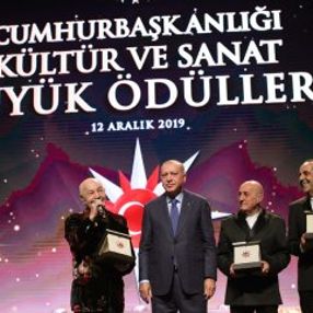 Cumhurbaşkanı'ndan ödül alan Mazhar Alanson linç ediliyor
