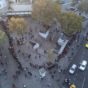 Eminönün'de metrelerce bilet kuyruğu