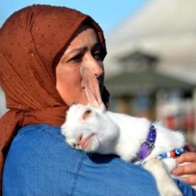Sahiplendiği keçi yavrusuna evladı gibi bakıyor