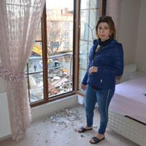 Çürük binanın yıkımı sırasında büyük tehlike atlatıldı