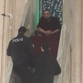 Minbere çıkan şahsı polis indirdi