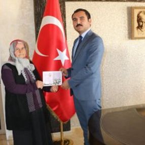 Okuma yazmayı geç yaşta öğrendi, kitap çıkardı