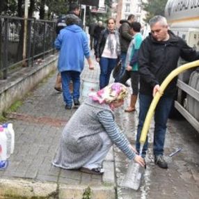 İzmir'de tankerle su dağıtımı