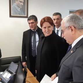 Meral Akşener, Kanal İstanbul'a hayır dilekçesi verdi