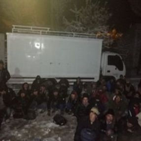 Van'da kamyon kasasında 73 göçmen yakalandı