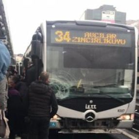 Şirinevler'de metrobüs yolcuya çarptı