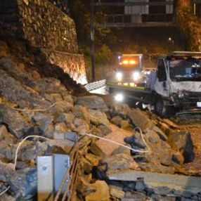 İstanbul'da istinat duvarı çöktü
