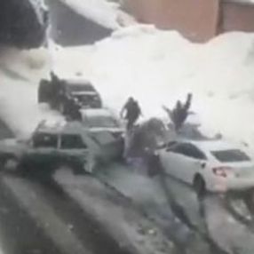 Karlı yolda 9 otomobil birbirine girdi