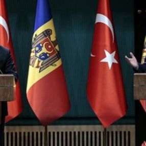 Erdoğan: Moldova'daki FETÖ okullarını bize devredin