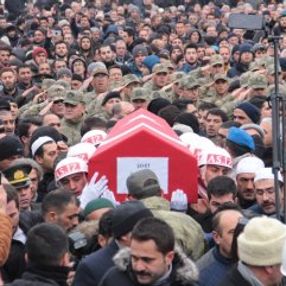 Erzurumlu şehidi binler uğurladı