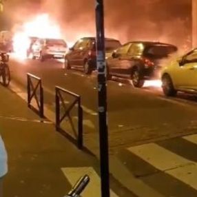 Paris'te yılbaşı gecesi arabaları kundakladılar