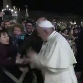 Papa elini çekiştiren kadına vurdu