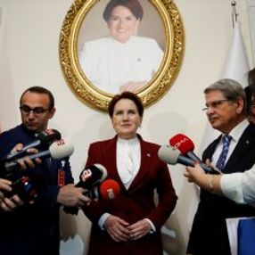 İyi Parti koridorlarında Akşener fotoğrafları