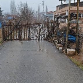 Adıyaman'da bir kişi yolu kapattı: Burası benim arazim