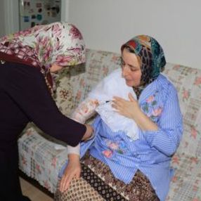 Misafirin yanında oturmadı diye eşini kaynar su ile yaktı