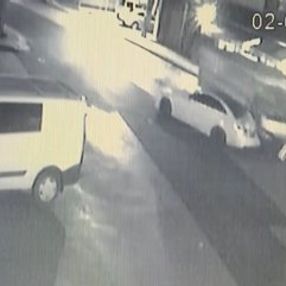 Bursa'da freni boşalan kamyonet 4 araca çarptı