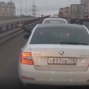Seyir halindeki aracının camından el bombası attı