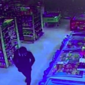 Antalya'da mağaza soymaya geldi, koşarak kaçtı
