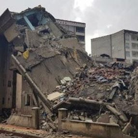 Siirt'te yıkılan bina yan yattı