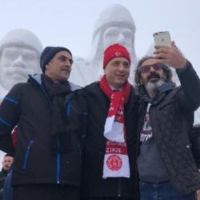 Şehit Mehmetçiklerin kardan heykellerine yoğun ilgi