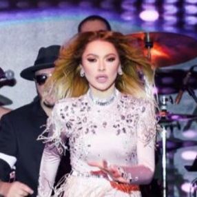 Hadise'nin yılbaşı kostümü olay oldu