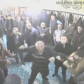 Cami içerisinde husumetlilerin kavgası