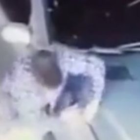 Elini kaputa sıkıştıran adamın zor anları