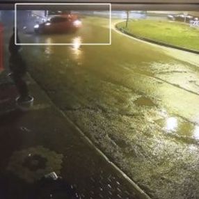 Kaldırımda servis bekleyen kadınlar ölümden döndü