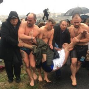 Haç çıkarma sırasında fenalaşan kişiyi polis kurtardı