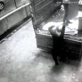 Üzerlerine düşen çatıdan son anda kurtuldular