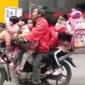 Çin'de 8 kişilik okul servisi gibi motosiklet