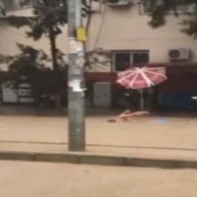 Mersin'de sel sularında eğlenen de var