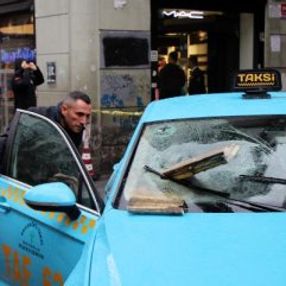 İstiklal'de binadan kopan beton taksinin camına saplandı