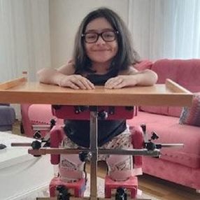 Cam kemik hastası Nisa, ayağa kalkmanın sevincini yaşıyor