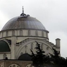 Depremde minaresi yıkılan caminin, fırtınada kubbesi uçtu