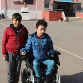 Bedensel engelli sıra arkadaşının eli, ayağı oldu