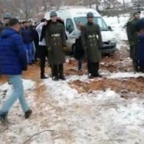 Tören mangasındaki askerlere montlarını giydirdiler