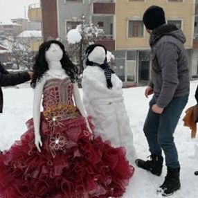 Kardan gelin damat yapıp halay çekerek eğlendiler