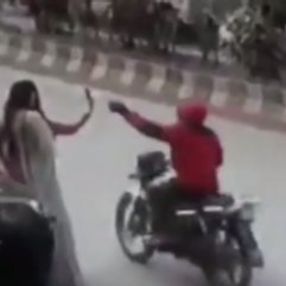 Selfie çekilen kızların telefonunu çaldı