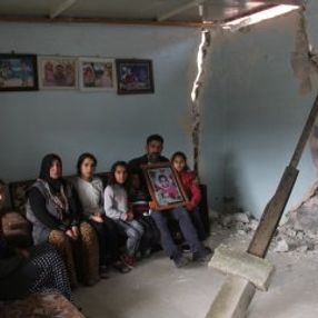 Çocukları ölümün eşiğindeki ailenin evleri yıkılmak üzere