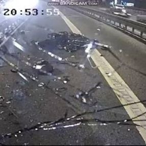 Metrobüs ile motosikletin çarpışma anları