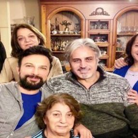 Tarkan, kardeşleriyle poz verdi