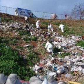 Faytonculardan geriye kalan çöpler temizlendi