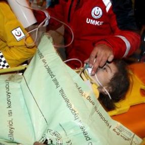 24 saat sonra kurtarılan küçük kızın annesi de sağ çıkarıldı