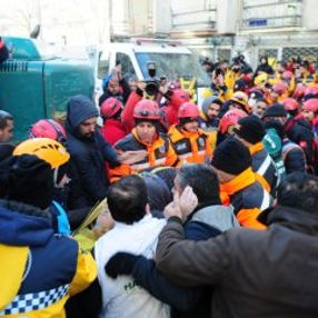 Elazığ'da yaşlı kadın 13 saat sonra kurtarıldı