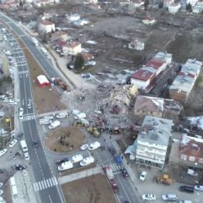 Gezin köyünde enkaz çalışmaları devam ediyor