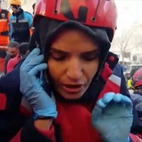 UMKE görevlisinin enkaz altındaki bir kadınla konuşması