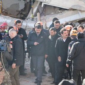 Bakan Kurum'un inceleme yaptığı bina sallandı