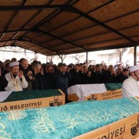 Elazığ'da ölen aynı aileden 5 kişi toprağa verildi